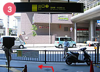 駅の構内から出たら矢印のように左（南）に曲がります