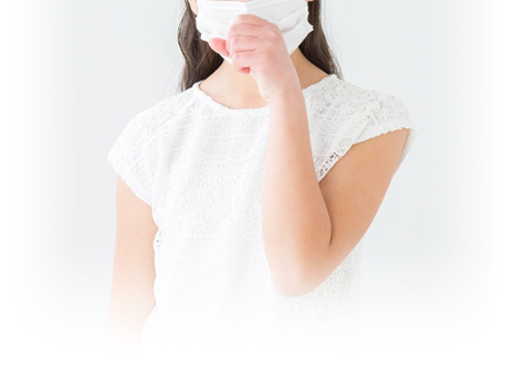 マスクをつけて咳をする女の子